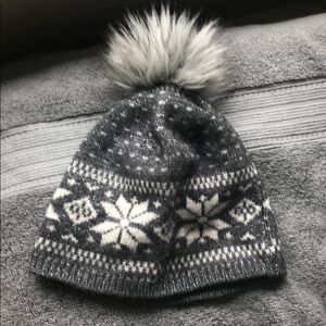 Loft hat with Pom Pom 🌹🐩